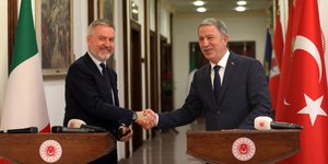 O Λορέντσο Γκουερίνι με τον Χουλούσι Ακάρ