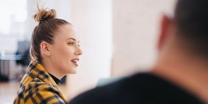 Γυναίκα χαμογελά σε άνδρα 