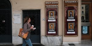 αφισες εξω απο ολυμπιον 