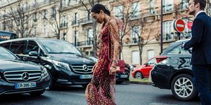 στιλάτη γυναίκα στην εβδομάδα μόδας με φόρεμα ιδανικό για γάμο