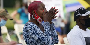 γυναικα τριβει ματια 