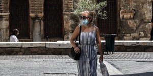 Γυναίκα με μάσκα λόγω κορωνοϊού 