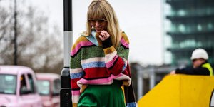 Γυναίκα με αφέλειες και πουλόβερ