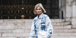 Γυναίκα με τζάκετ στο δρόμο