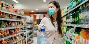γυναικα με μάσκα στο σουπερ μαρκετ