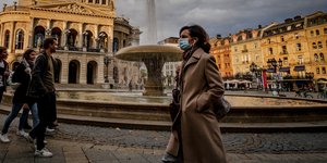 γυναικα με μασκα στο συντριβάνι