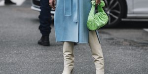 Γυναίκα με λευκές μπότες 