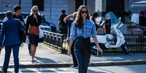 Γυναίκα με τζιν πουκάμισο και δερμάτινο παντελόνι 