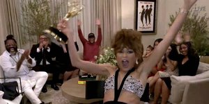 γυναικα πανηγυριζει 