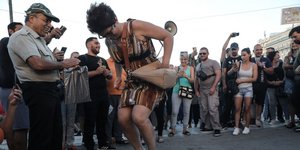 υναίκα ποδοπατά μάσκες μια χρήσης στο Σύνταγμα / Φωτογραφία: George Vitsaras / SOOC