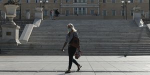 Γυναίκα με μάσκα στο Σύνταγμα