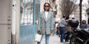 Γυναίκα με σακάκι, τσάντα, παπούτσια, 