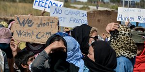 γυναικες πρόσφυγες με μαντιλια