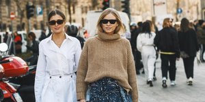 Γυναίκες στο δρόμο το φθινόπωρο 