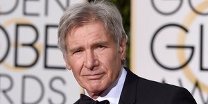 Ο Χάρισον Φορντ με σμόκιν και παπιγιόν σε τελετή απονομής Χρυσών Σφαιρών