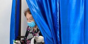 Ηλικιωμένη βγαίνει από το παραβάν στις τοπικές εκλογές στη Ρουμανία