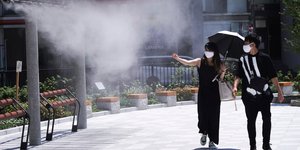 Ζευγάρι στην Ιαπωνία περπατά και ψεκάζεται από σταθμό