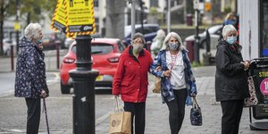 Ηλικιωμένες περπατούν φορώντας μάσκα στην Βρετανία