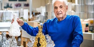 ηλικιωμενος μπλε μπλουζα