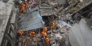 Ινδία: Διασώστες ψάχνουν στα συντρίμμια του κτιριου για επιζώντες