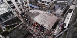 Διασώστες σε κτίριο που κατέρρευσε στην Ινδία