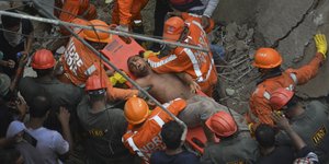 Αντρας που διασώθηκε από την κατάρρευση πολυκατοικίας στη δυτική Ινδία