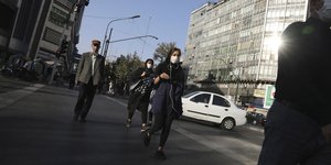 Ανθρωποι με μάσκες στο Ιραν
