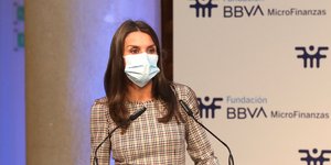 Η βασίλισσα Λετίθια με κομψό, καρό φόρεμα