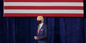 Ο Τζο Μπάιντεν κάτω από την αμερικανική σημαία