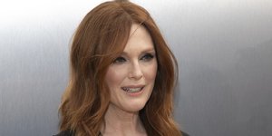 Η Τζούλιαν Μουρ με μαύρο σακάκι