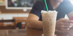 Καφές σε πλαστικό ποτήρι