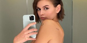 Η Κάια Γκέρμπερ γυμνή selfie καθρέφτης
