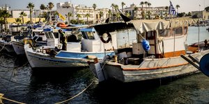 καικια το ενα διπλα στο άλλο 