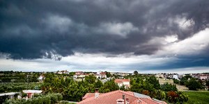καιρός πυκνά μαύρα σύννεφα