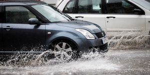 καιρός αυτοκίνητα στη βροχή