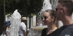 καιρός ζευγάρι μπροστά σε συντριβάνι