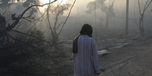 γυναίκα περπατά στην καμένη Μόρια