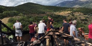 Εθελοντές καθαρίζουν την καμένη από τον κεραυνό σκεπή στη Ναύπακτο