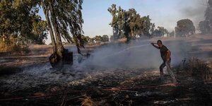 Ανδρας σβήνει φωτιά σε ξερά χόρτα στο Ισραήλ