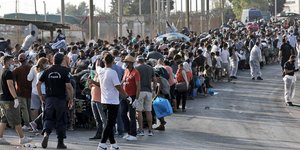 Πρόσφυγες και μετανάστες έξω από τη νέα δομή