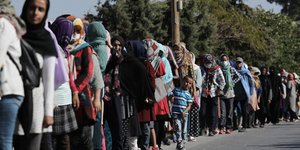 Ανθρωπιστική και για την προστασία της δημόσιας υγείας η επιχείρηση μεταφοράς μεταναστών στο Καρά Τεπέ