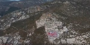 Καστελλόριζο κόκκινη μπογιά σε ελληνική σημαία