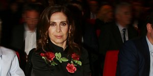 Η Κατερίνα Διδασκάλου καθισμένη στο θέατρο