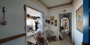 άνδρας χορεύει ζεϊμπέκικο σε κατεστραμμένο σπίτι της Βηρυτού
