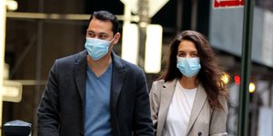 Τα joggers της Κέιτι Χολμς από τα Mango