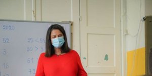 Η Νίκη Κεραμέως σε επίσκεψή της σε σχολείο στην Κορινθία