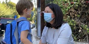 Η Νίκη Κεραμέως με μάσκα συνοδεύει το γιο της στο νηπιαγωγείο