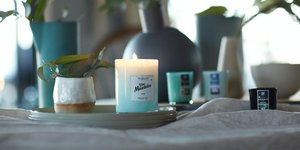 Κερί αναμμένο στο τραπέζι 