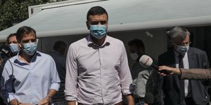 Ο Βασ. Κικίλιας (κέντρο) ο πρόεδρος του ΕΟΔΥ (αριστερά) και ο Σωτ. Τσιόδρας (δεξιά) στην πλατεία Κυψέλης
