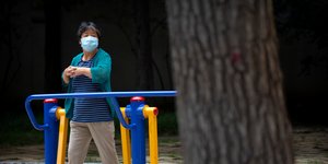 Γυναίκα στην Κίνα γυμνάζεται φορώντας μάσκα